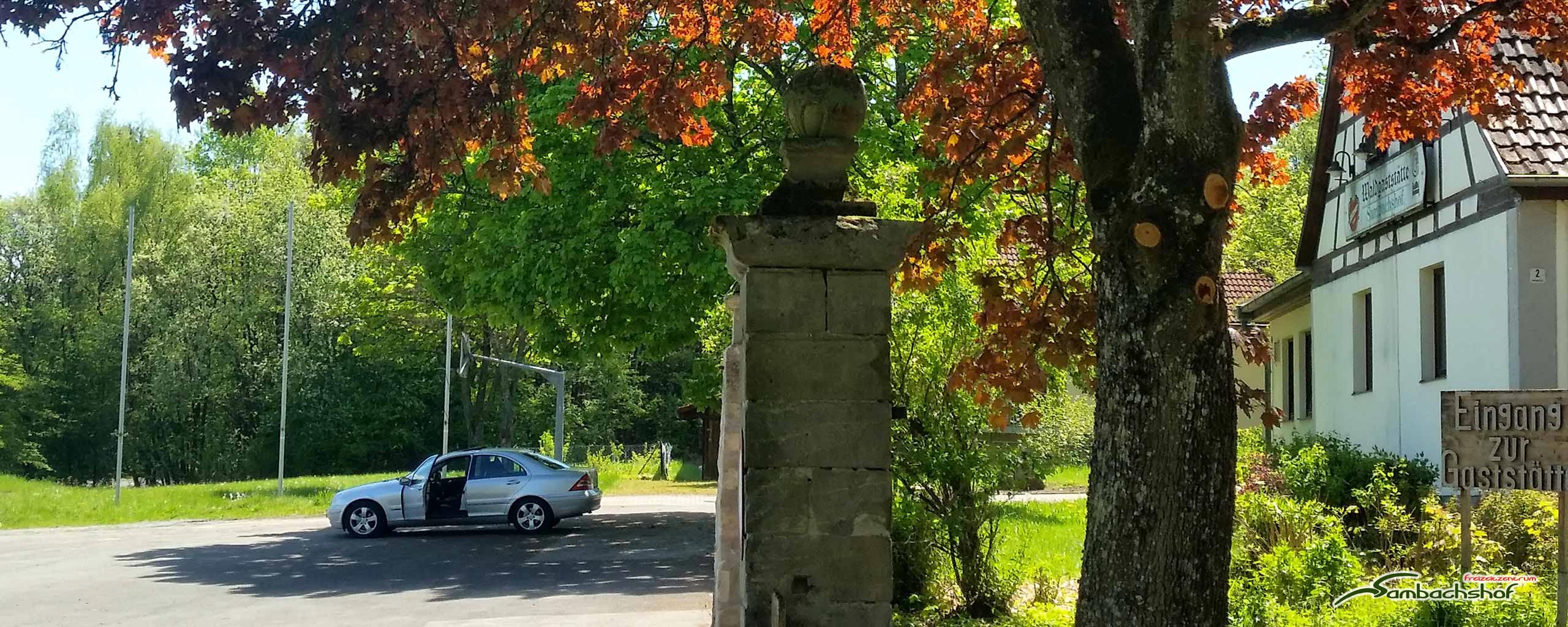 Der Sambachshof unweit der Festungsstadt Bad Königshofen inmitten des Grabfeldgaus befindet sich seit über 500 Jahren in einer der schönsten Landschaften in der Mitte Deutschlands.